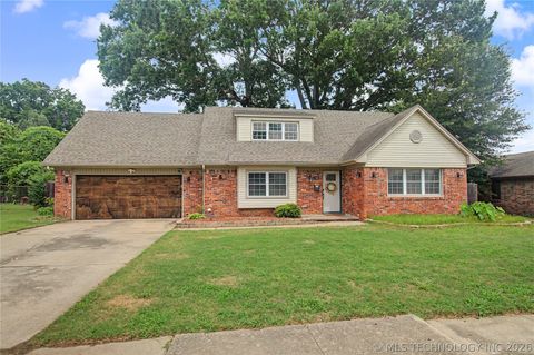 Photo of 408 Rodman Circle, Muskogee, OK 74403 (MLS # 2622648)