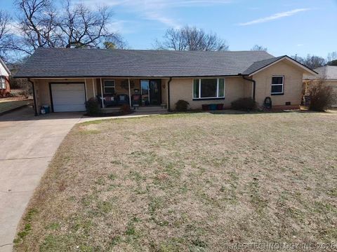 Photo of 1506 Crescent Drive, Duncan, OK 73533 (MLS # 2604909)