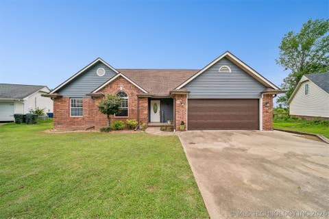 Photo of 990 N Douglas Drive, Claremore, OK 74017 (MLS # 2625395)