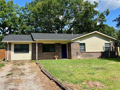 Photo of 9816 County Road 3579, Ada, OK 74820 (MLS # 2624980)