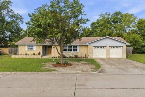 Photo of 809 Pershing Drive W, Ardmore, OK 73401 (MLS # 2637424)