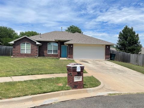 Photo of 1705 Teakwood Circle, Norman, OK 73071 (MLS # 2616374)