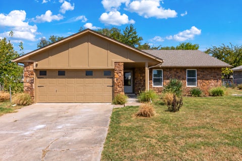 Photo of 716 W Fort Worth Street, Broken Arrow, OK 74012 (MLS # 2636261)