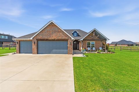 Photo of 5565 E 141st Place N, Collinsville, OK 74021 (MLS # 2625623)