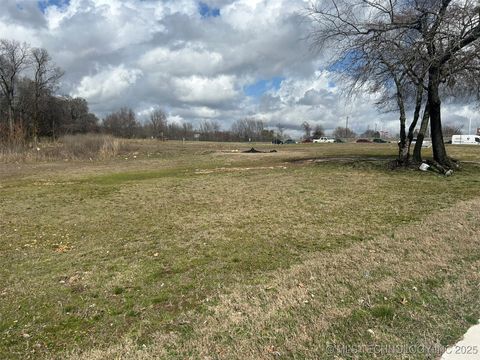 Photo of 1025 E Downing Street, Tahlequah, OK 74464 (MLS # 2508189)