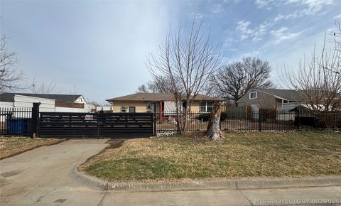 Photo of 1849 N Jamestown Avenue, Tulsa, OK 74115 (MLS # 2608015)