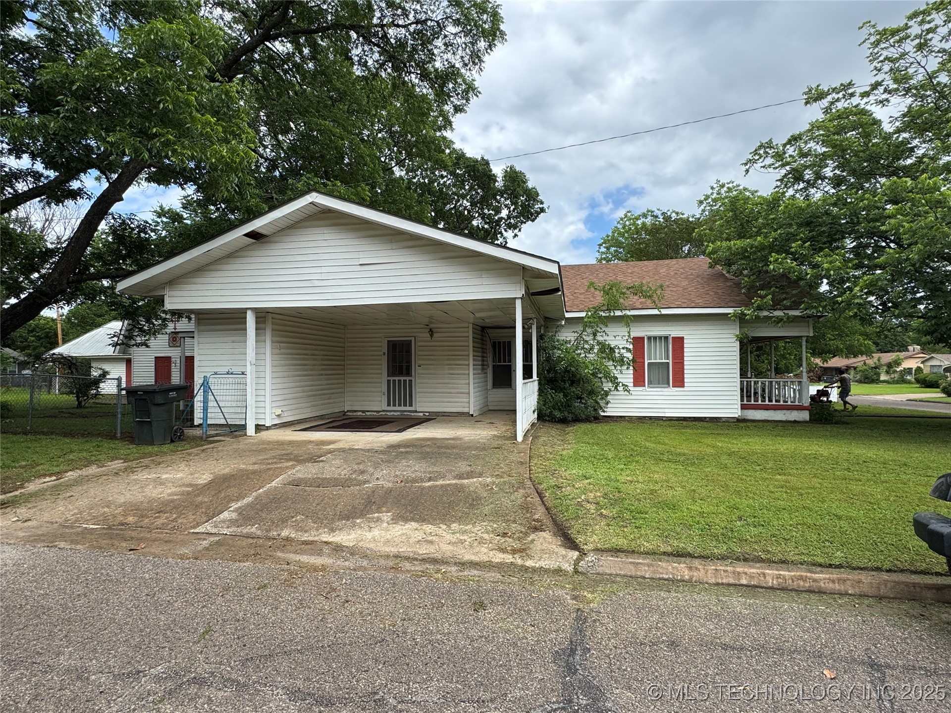 1524 W Maple Street W