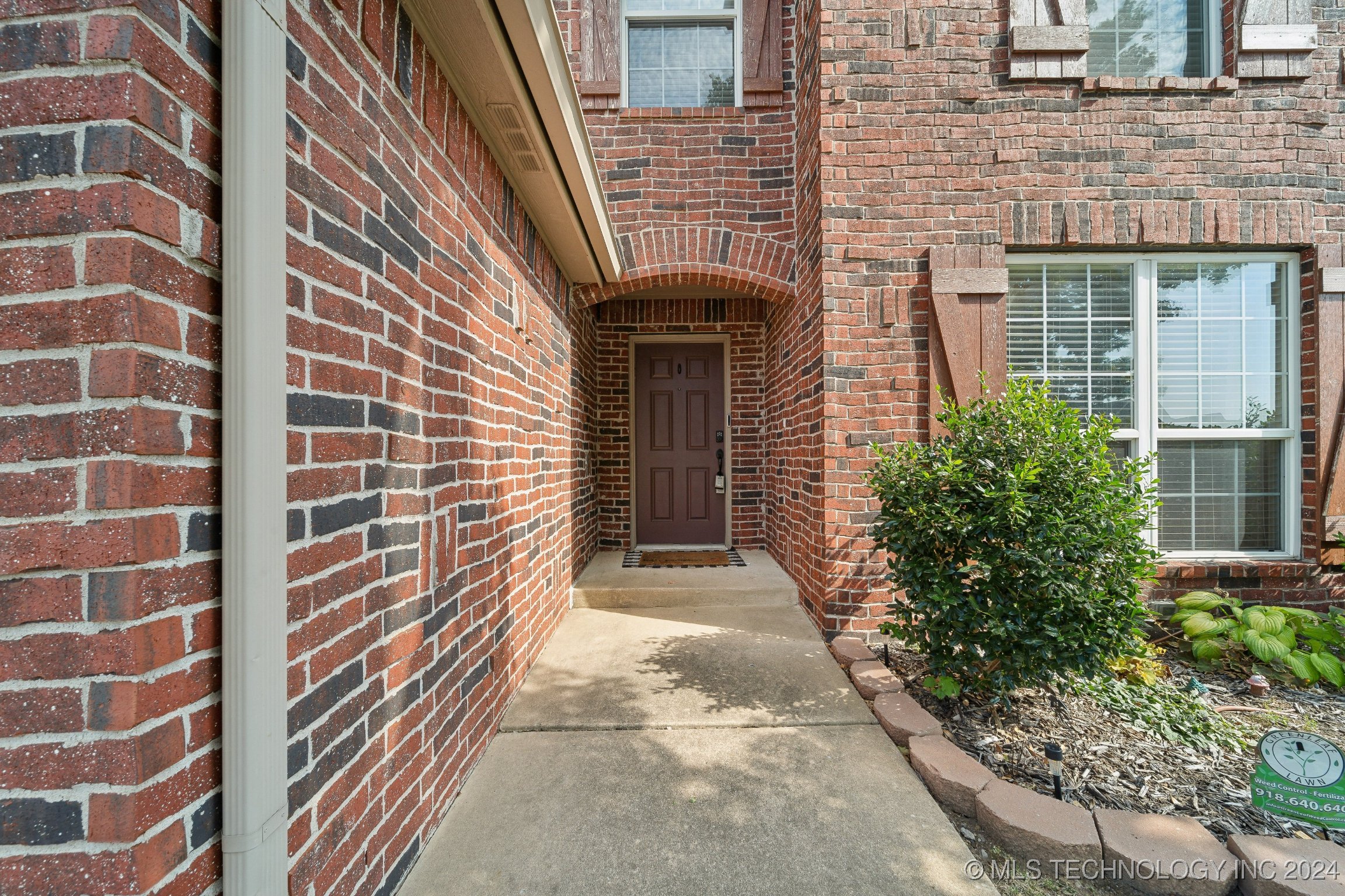 Photo 4 of 37 of 1907 W Woodbury Street house