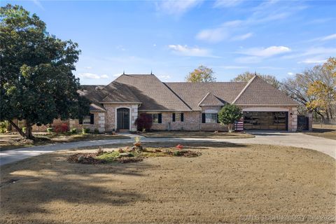Photo of 915 N Rockford Place, Ardmore, OK 73401 (MLS # 2550028)