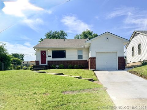Photo of 2104 W 48th Place, Tulsa, OK 74107 (MLS # 2616280)