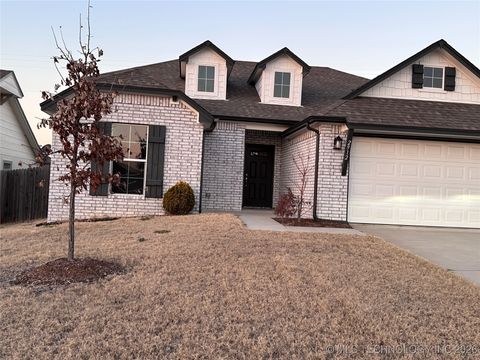 Photo of 2912 W Charlotte Street, Broken Arrow, OK 74011 (MLS # 2602367)