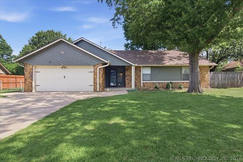 Photo of 1104 W Delmar Street, Broken Arrow, OK 74012 (MLS # 2622886)