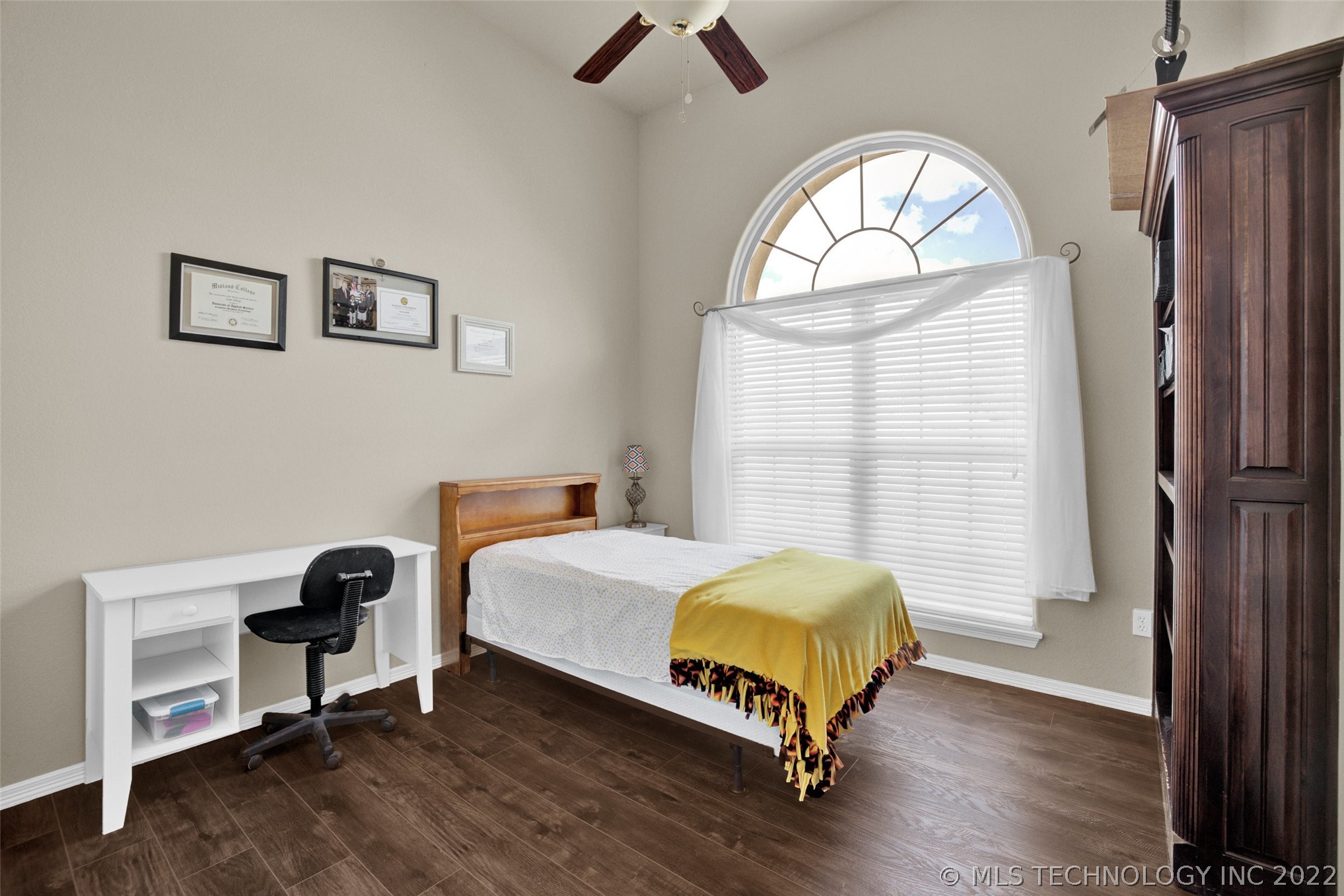 Photo 19 of 27 of 104 E 136th Street house