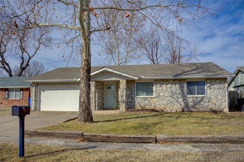 Photo of 1924 W Urbana Street, Broken Arrow, OK 74012 (MLS # 2604716)