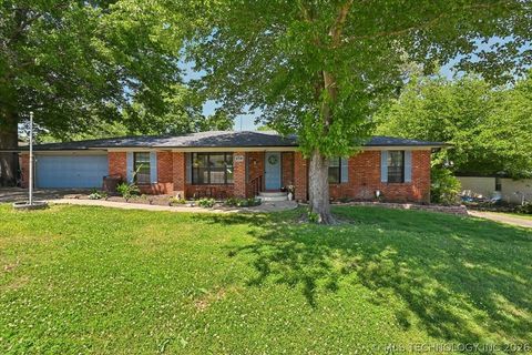 Photo of 814 Sunset Strip, Miami, OK 74354 (MLS # 2616384)