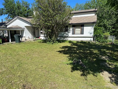 Photo of 202 N Moore Street, Claremore, OK 74017 (MLS # 2616839)