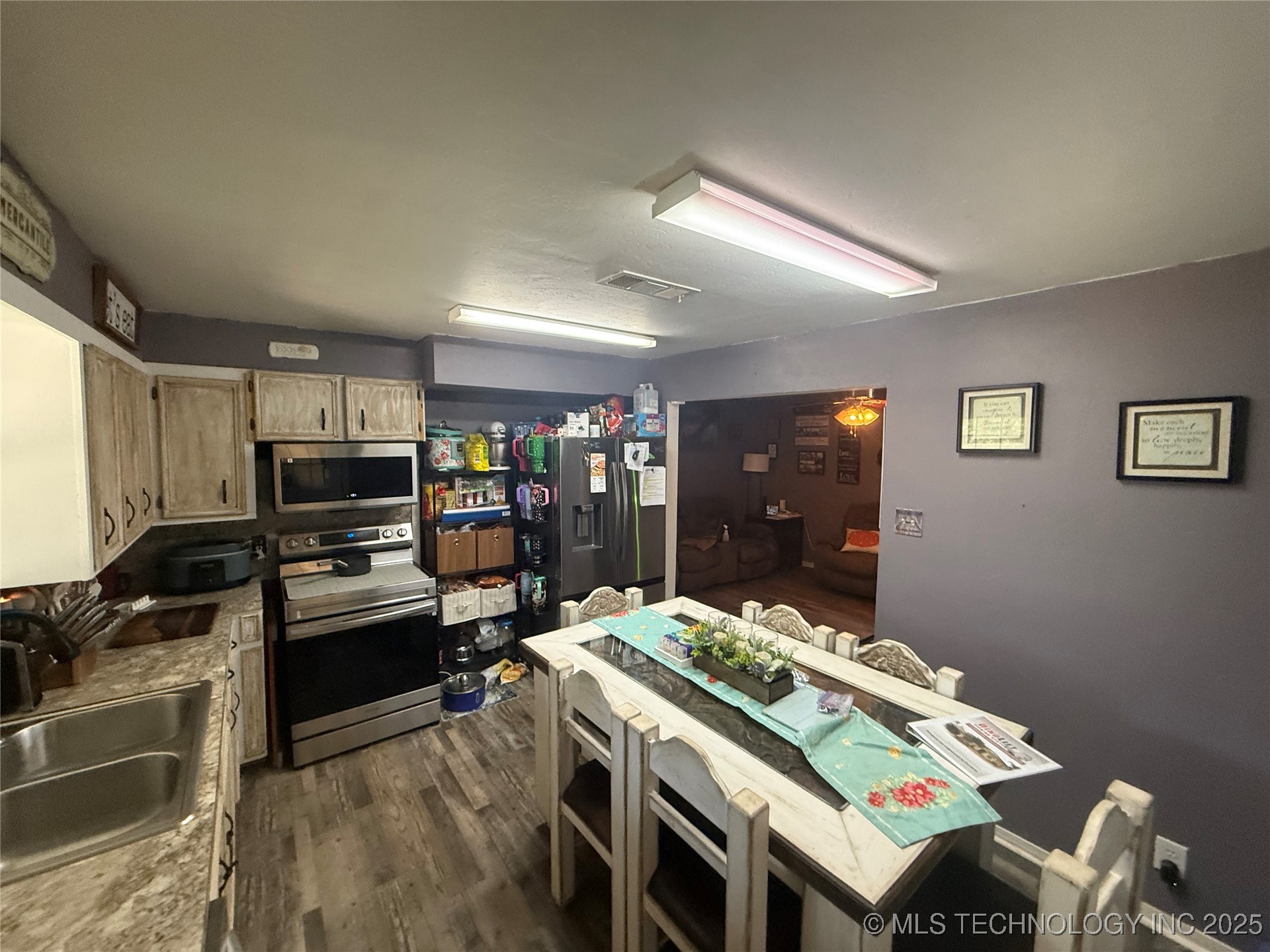 1715 Worley