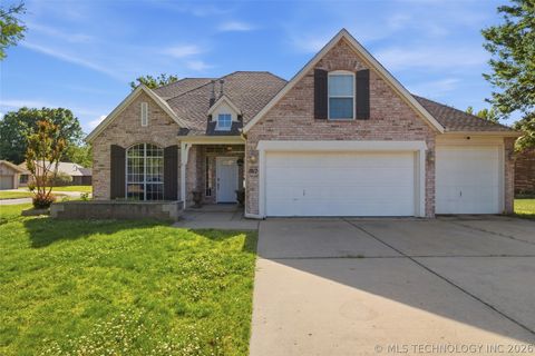 Photo of 1812 S Dogwood Place, Broken Arrow, OK 74012 (MLS # 2617093)