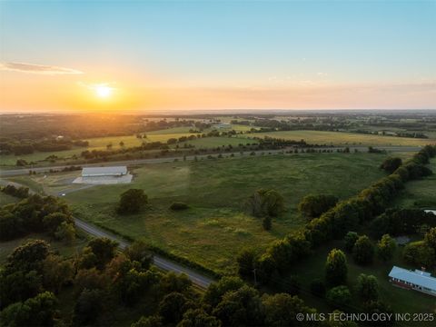 Photo of 20 W Grandview Road, Tahlequah, OK 74464 (MLS # 2529250)