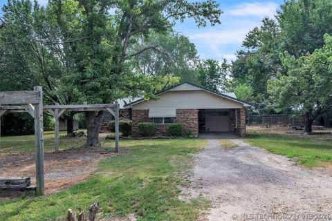 Photo of 18406 S 55th E, Warner, OK 74469 (MLS # 2607983)