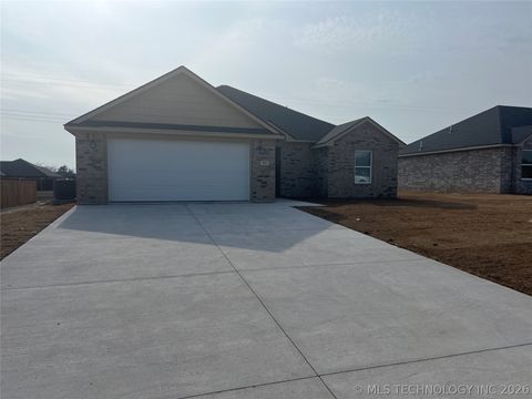 Photo of 3033 Secretariat Street, Durant, OK 74701 (MLS # 2605107)