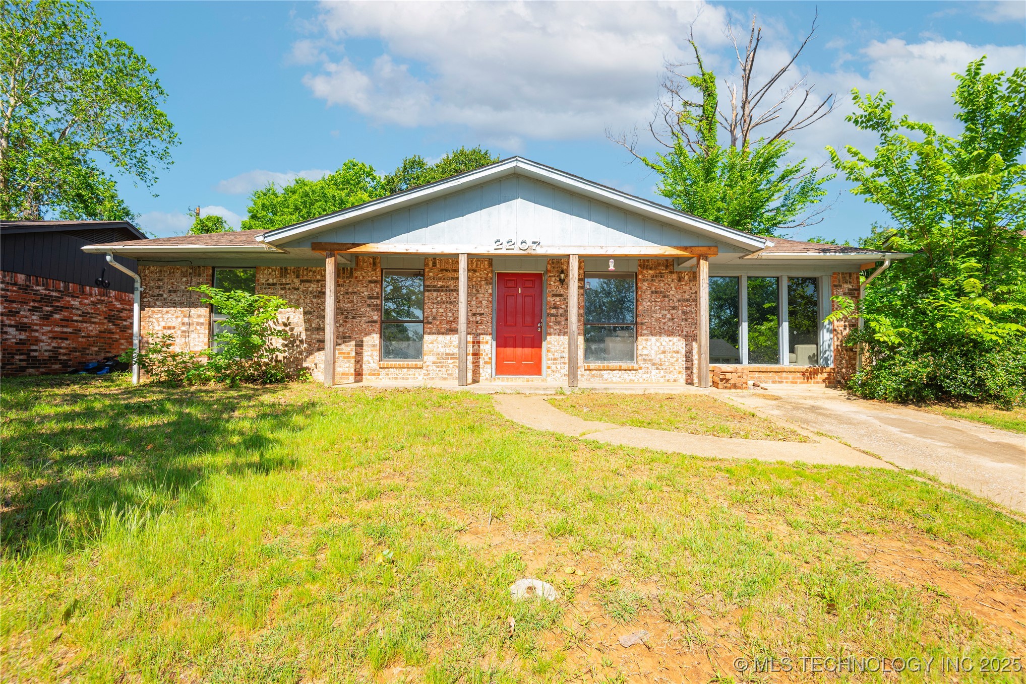 2207 Hillcrest Court