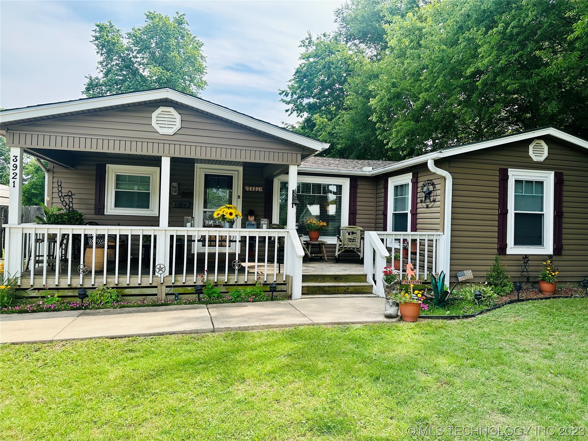 Photo 1 of 28 of 3921 E 75th Street house