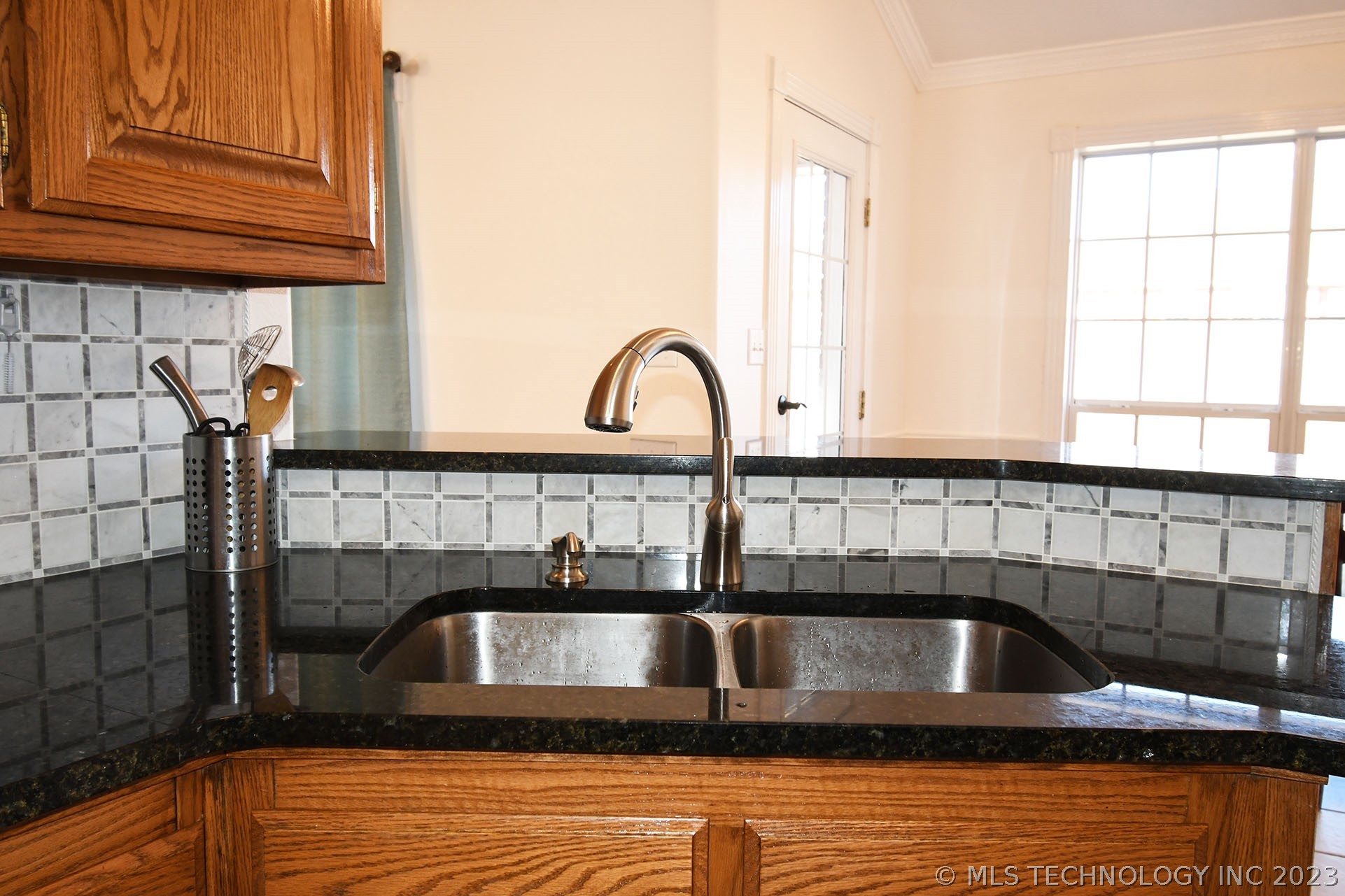 Photo 9 of 23 of 1907 W Aspen Avenue house