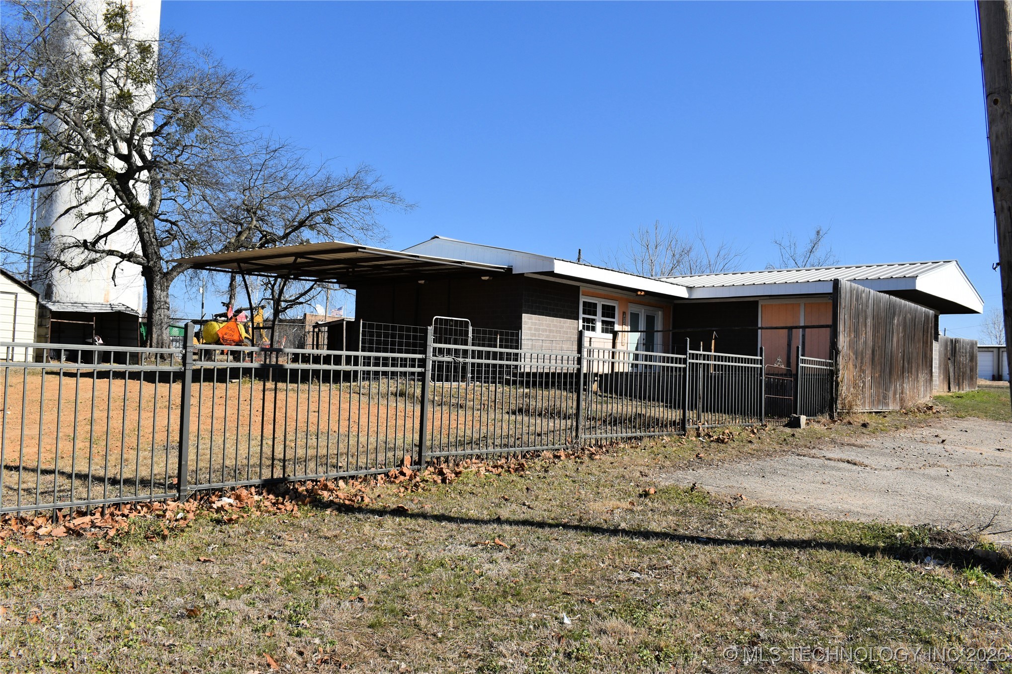 105 W Valliant Avenue