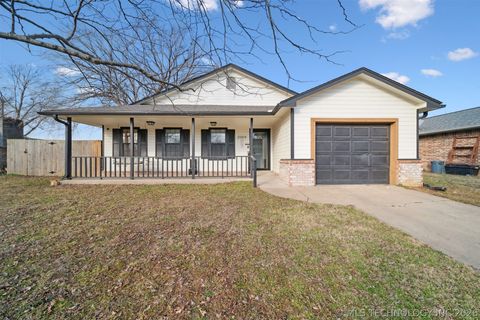 Photo of 2009 S Muskogee Place, Claremore, OK 74019 (MLS # 2605144)