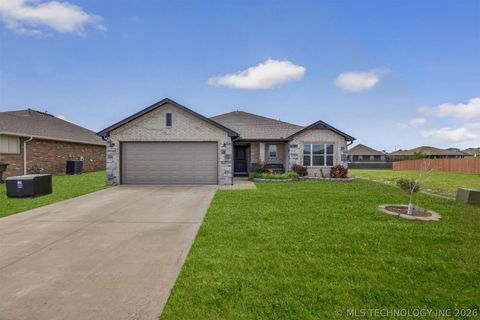 Photo of 13510 N 130th EastAvenue, Collinsville, OK 74021 (MLS # 2616757)