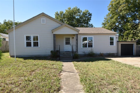 Photo of 1323 Roosevelt Street, Seminole, OK 74868 (MLS # 2637116)