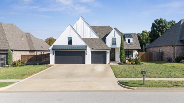 2240 W CHARLOTTE ST, BROKEN ARROW, OK 74011 - Image a35624bfb52b24a45934bdffee846e6e/3781488602