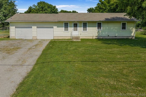 Photo of 715 N Division Street, Coweta, OK 74429 (MLS # 2625202)