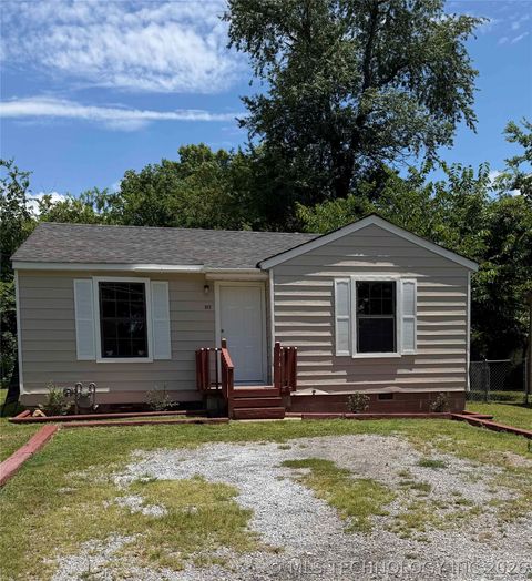 Photo of 613 S Bluff Avenue, Tahlequah, OK 74464 (MLS # 2621800)