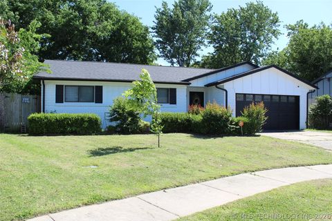Photo of 10976 E 36th Place, Tulsa, OK 74146 (MLS # 2616898)