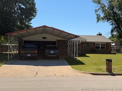 Photo of 426 Steadway Avenue, Dewey, OK 74029 (MLS # 2617392)