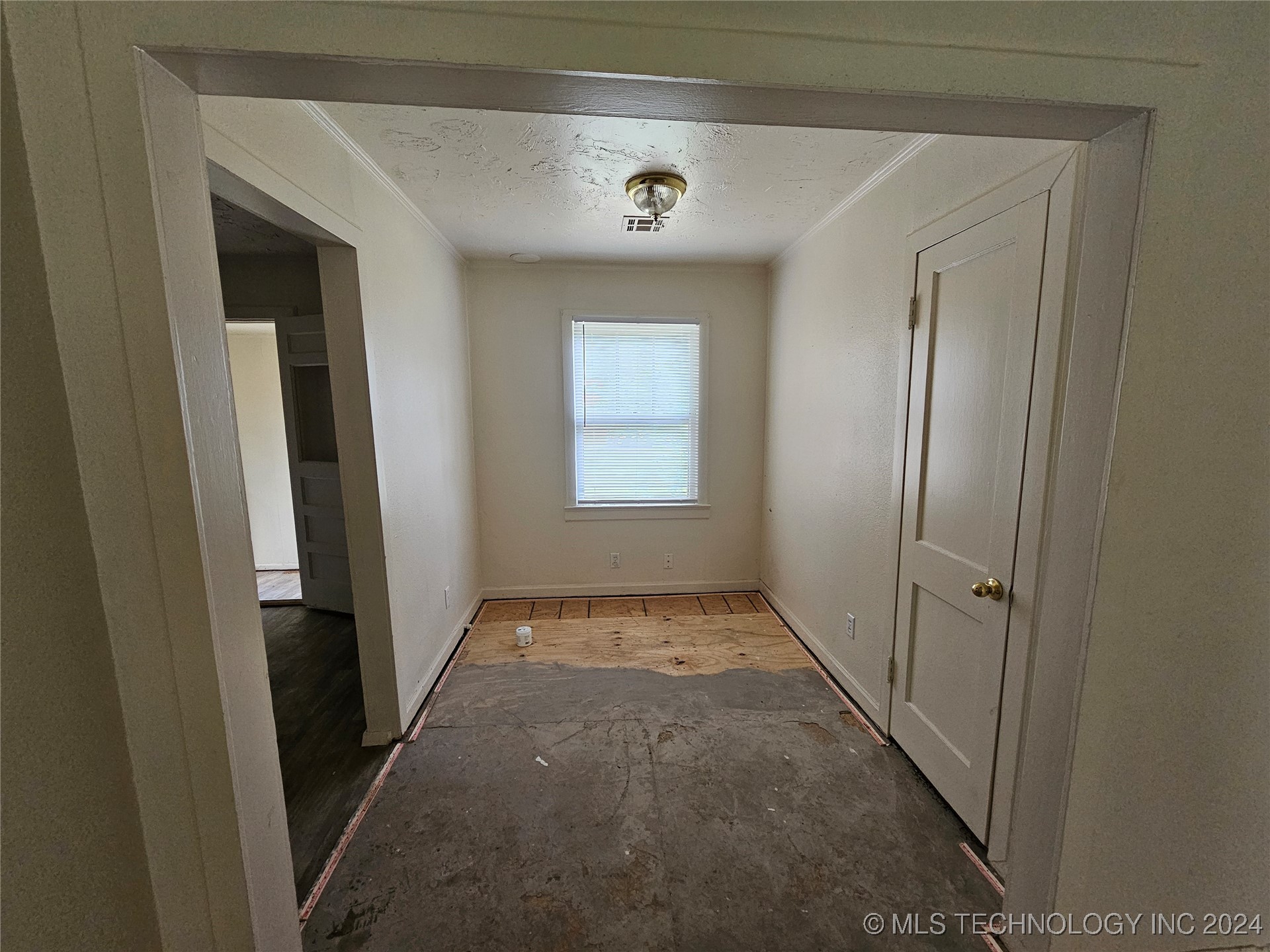 Photo 4 of 10 of 426 E 10th Street house