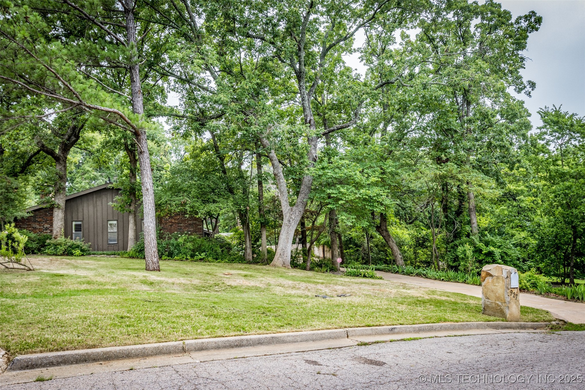 927 Crooked Oak Drive