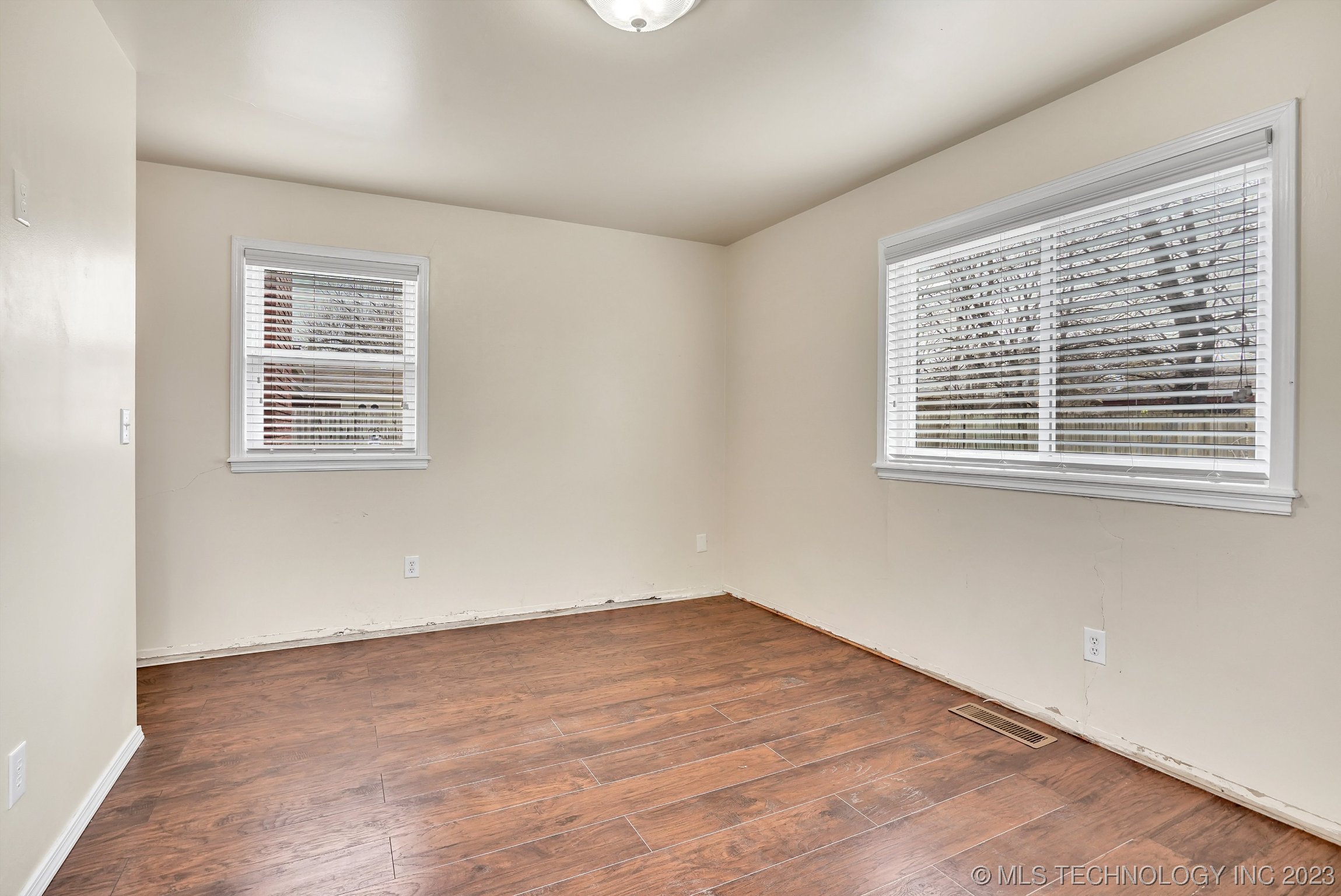 Photo 19 of 27 of 706 W Vandever Boulevard house
