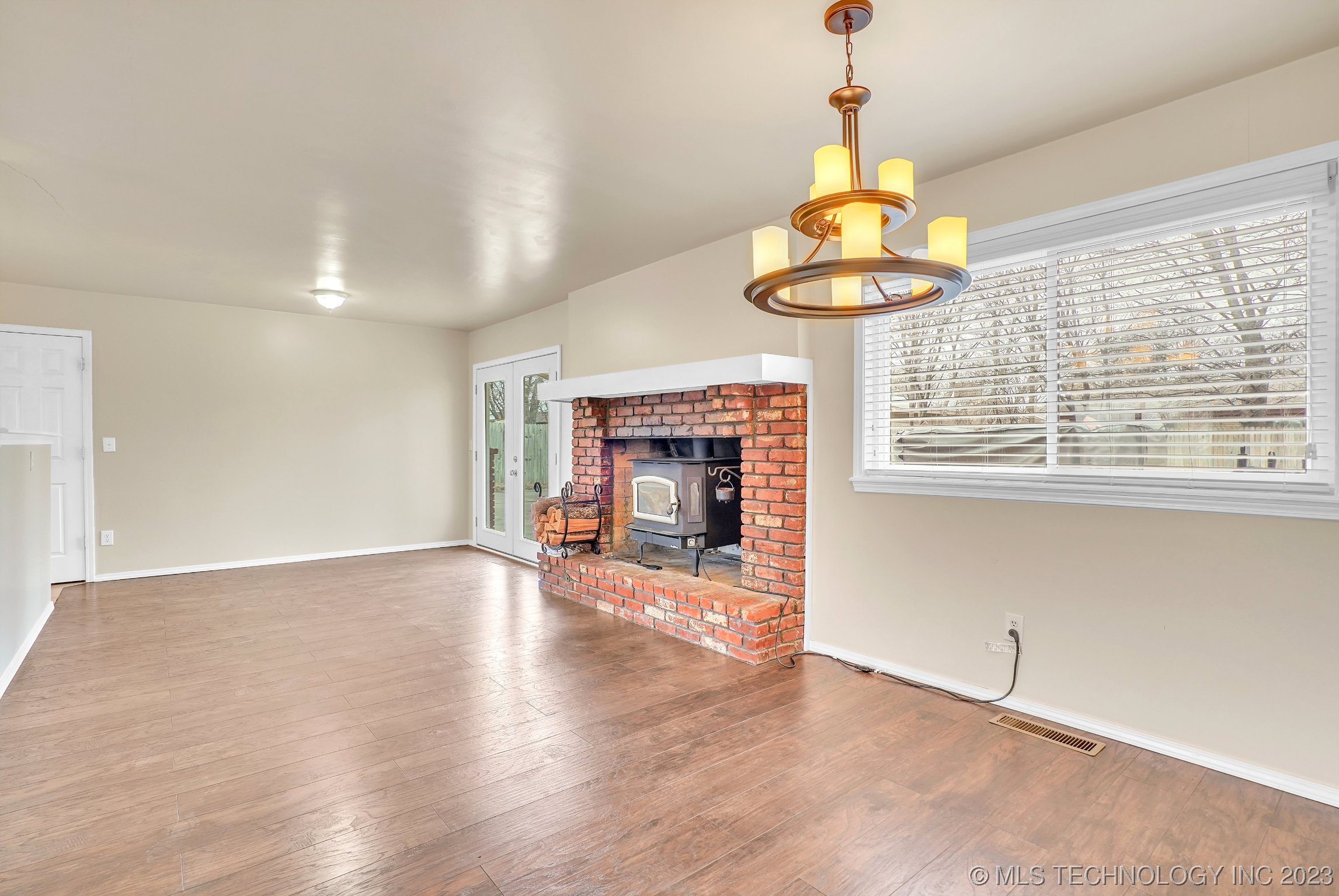Photo 9 of 27 of 706 W Vandever Boulevard house