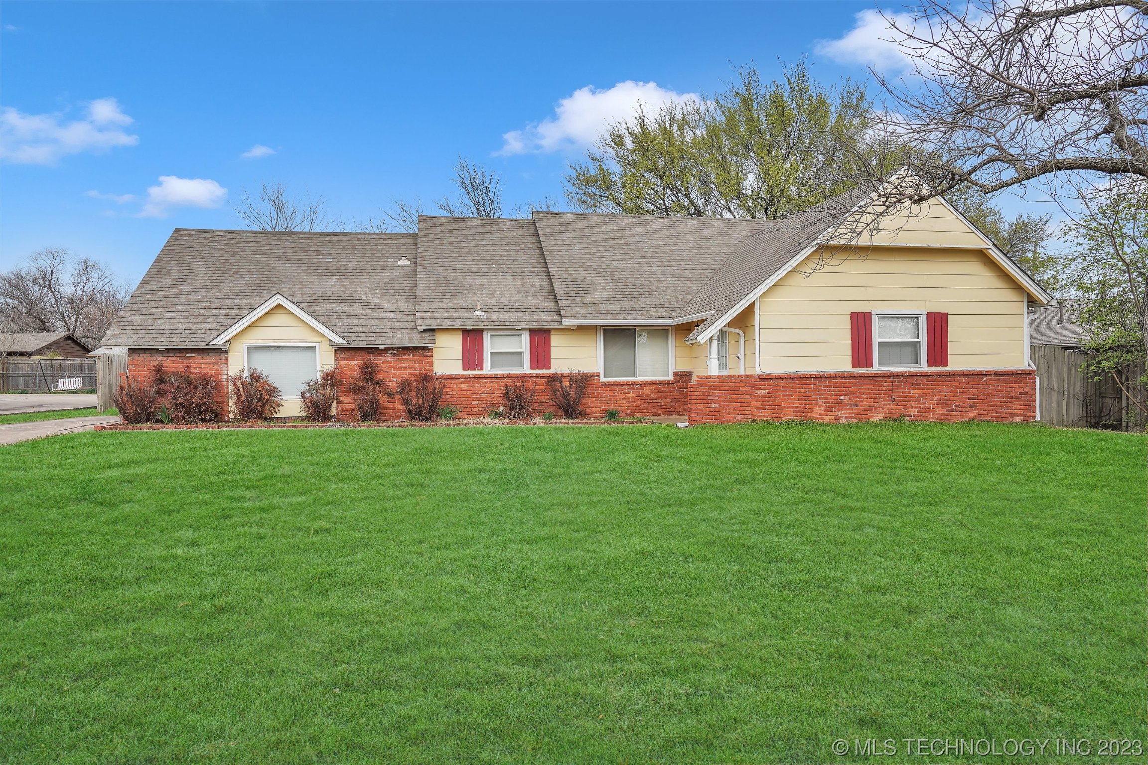 Photo 2 of 27 of 706 W Vandever Boulevard house