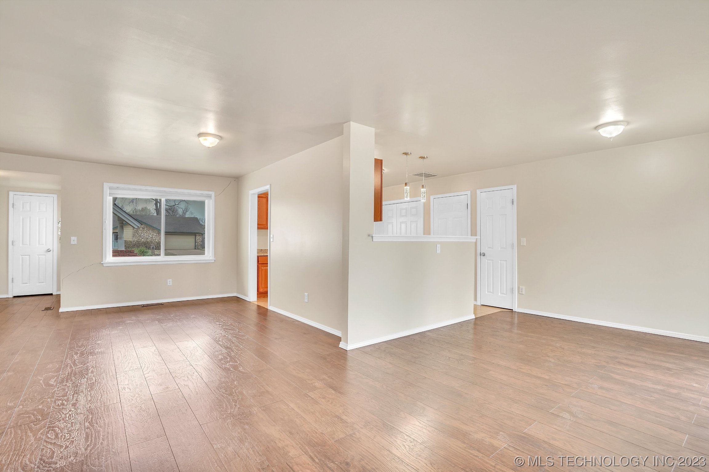 Photo 7 of 27 of 706 W Vandever Boulevard house