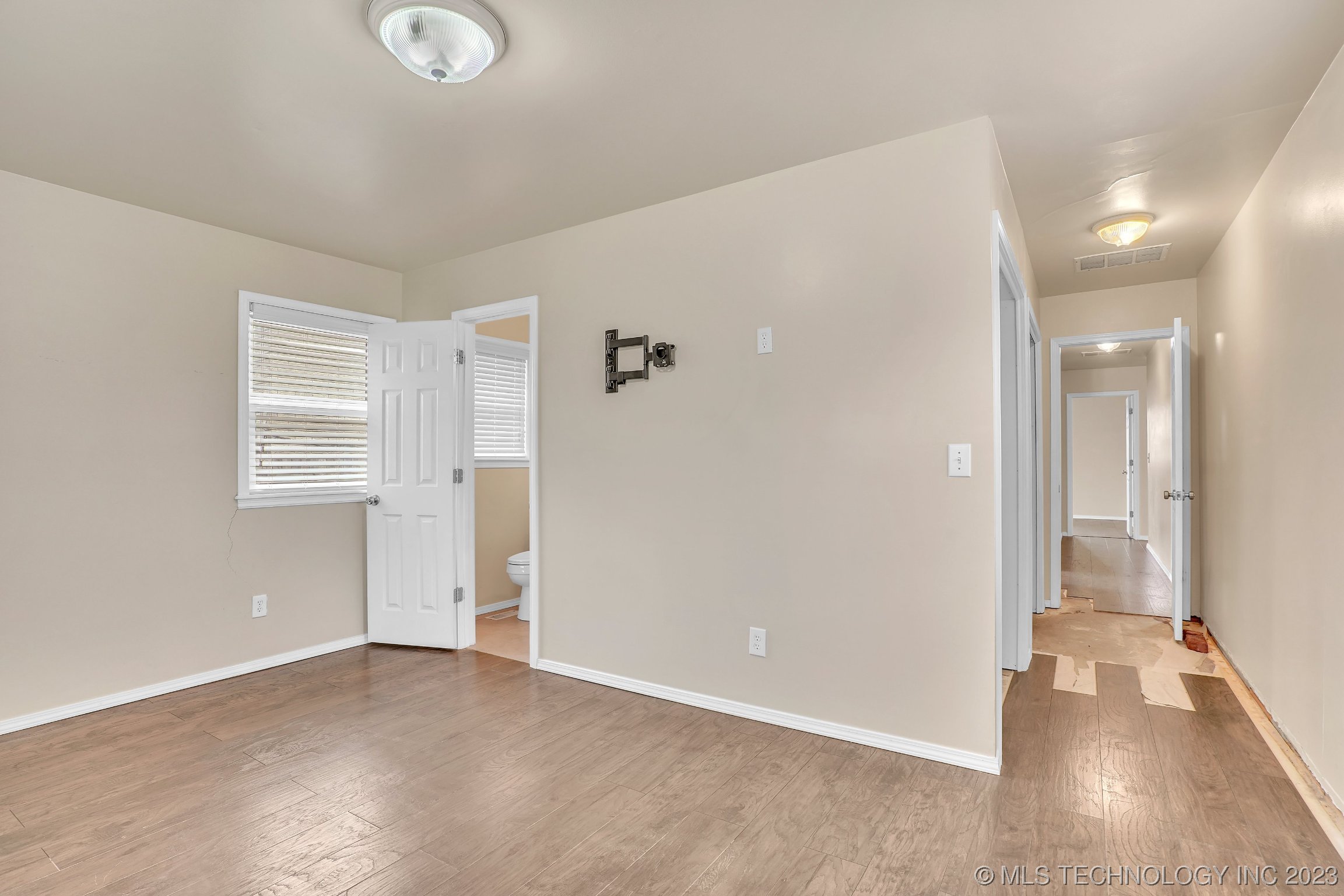 Photo 18 of 27 of 706 W Vandever Boulevard house