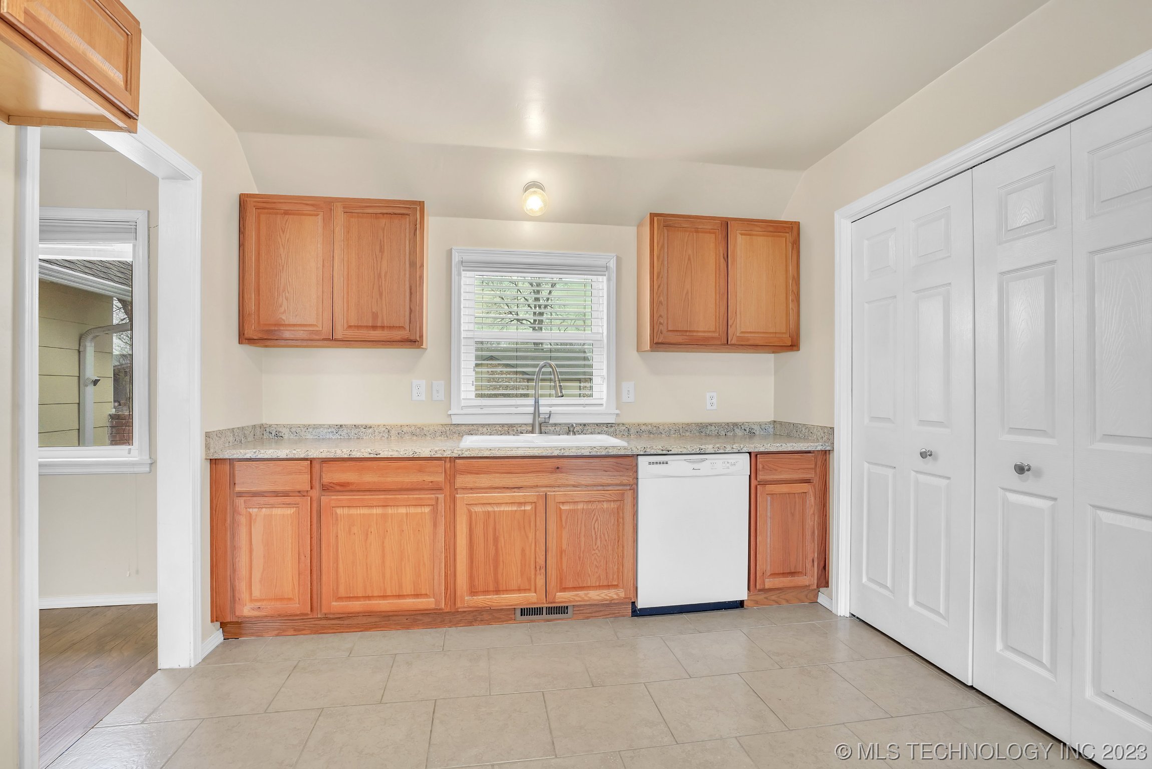 Photo 13 of 27 of 706 W Vandever Boulevard house