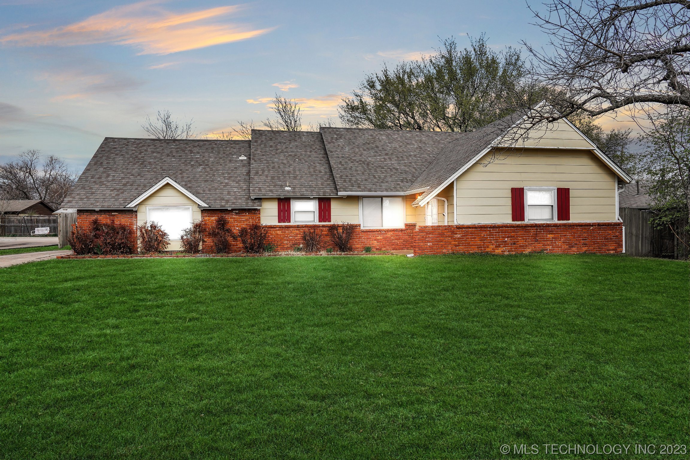 Photo 1 of 27 of 706 W Vandever Boulevard house