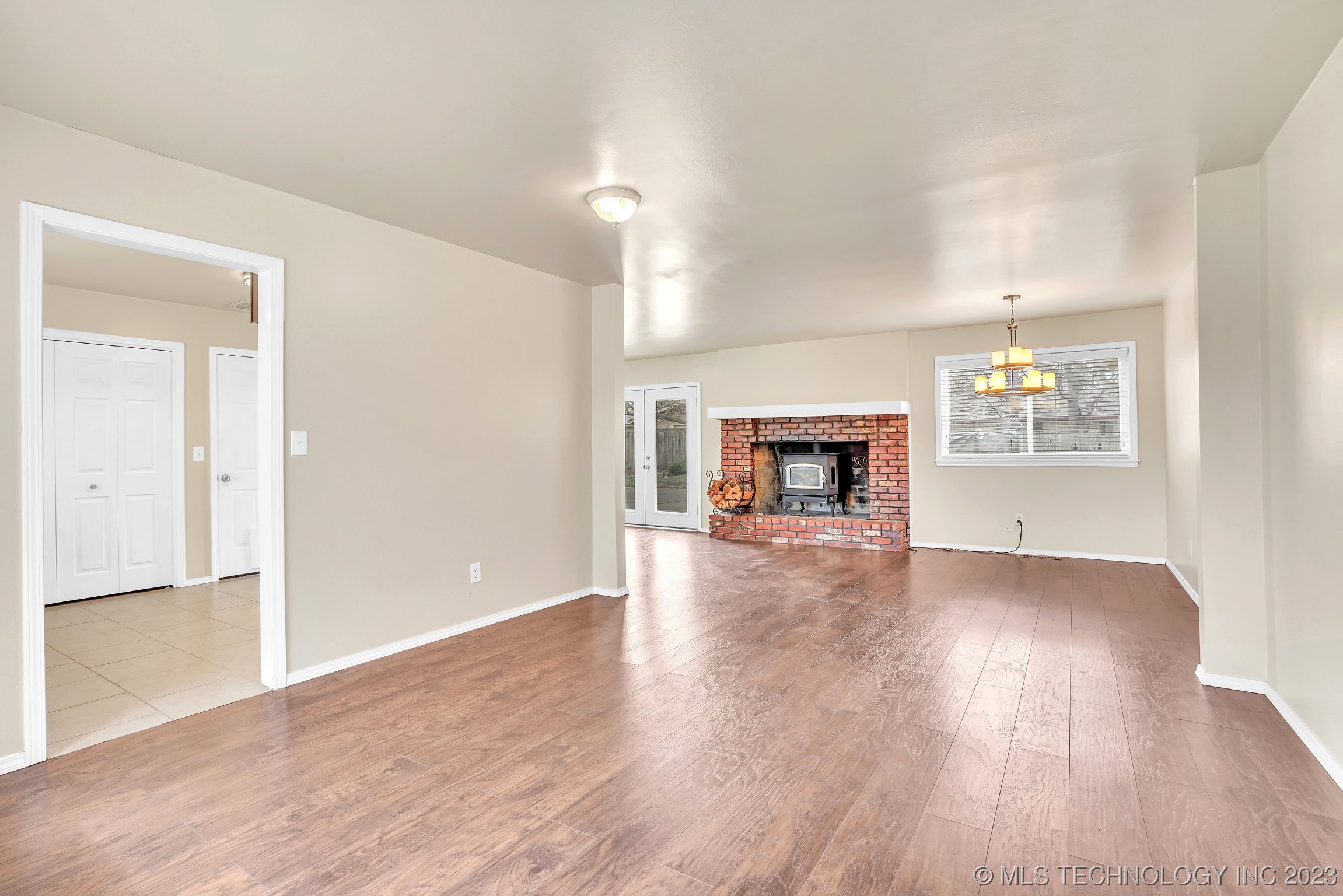 Photo 5 of 27 of 706 W Vandever Boulevard house