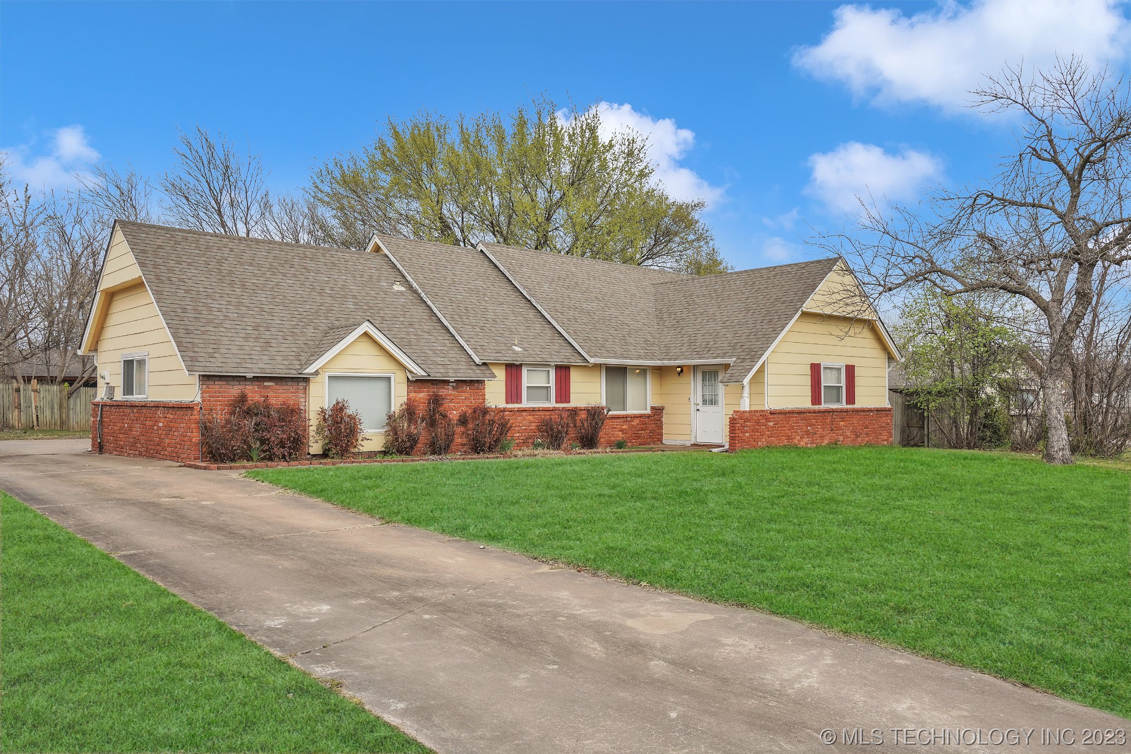 Photo 3 of 27 of 706 W Vandever Boulevard house
