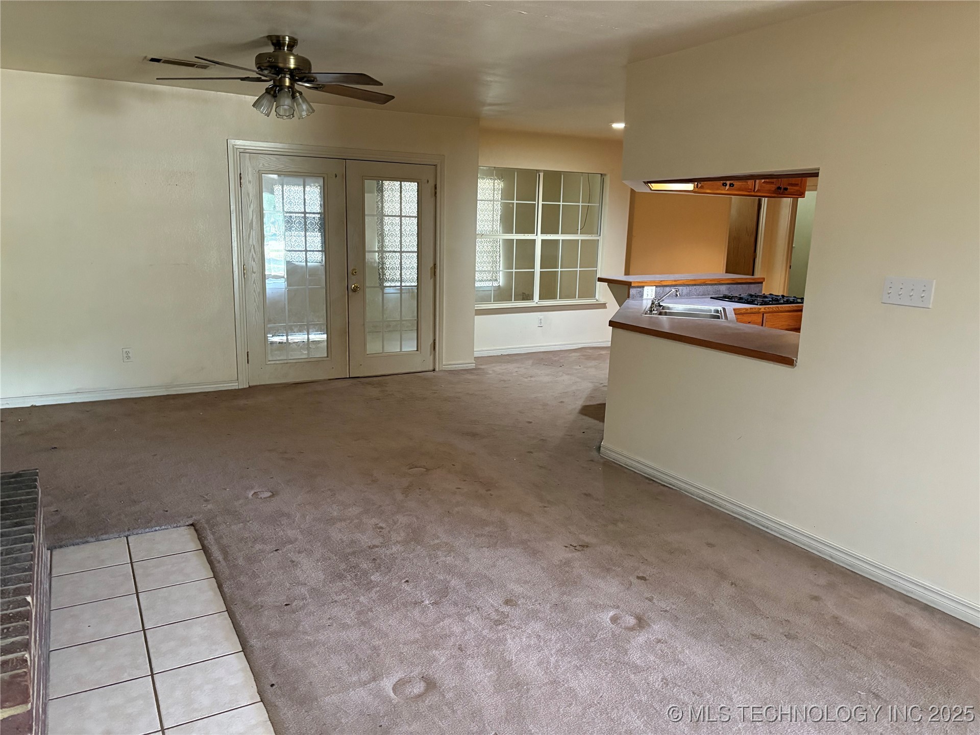 215 E Leecraft