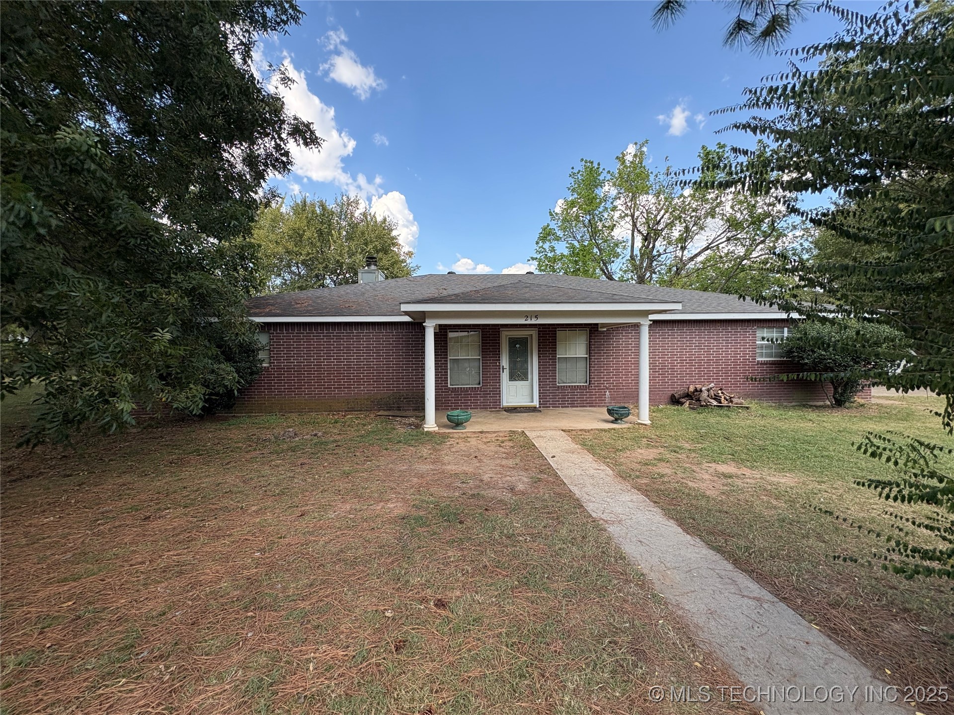 215 E Leecraft